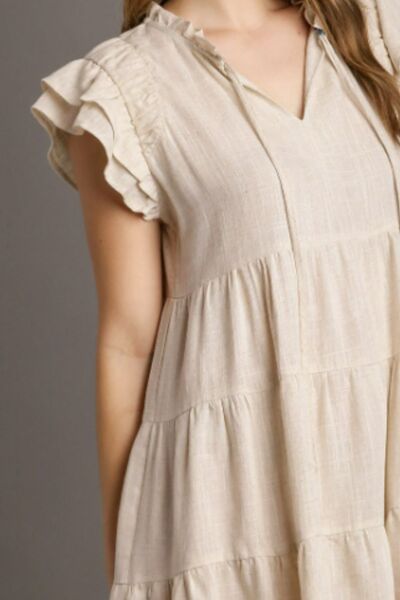Behagelig beige A-line sommerkjole for dame. Lett lagdelt minikjole med fin passform for sommeren.