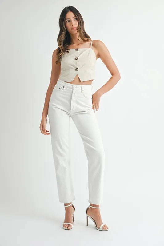 Behagelig, kort beige tank topp for damer. Allsidig knappetopp, perfekt for sommerdager og hverdagsbruk.
