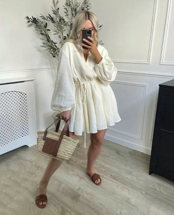 Beige festkjole med vakre ballongermer og knytebelte, ideell for spesielle anledninger.