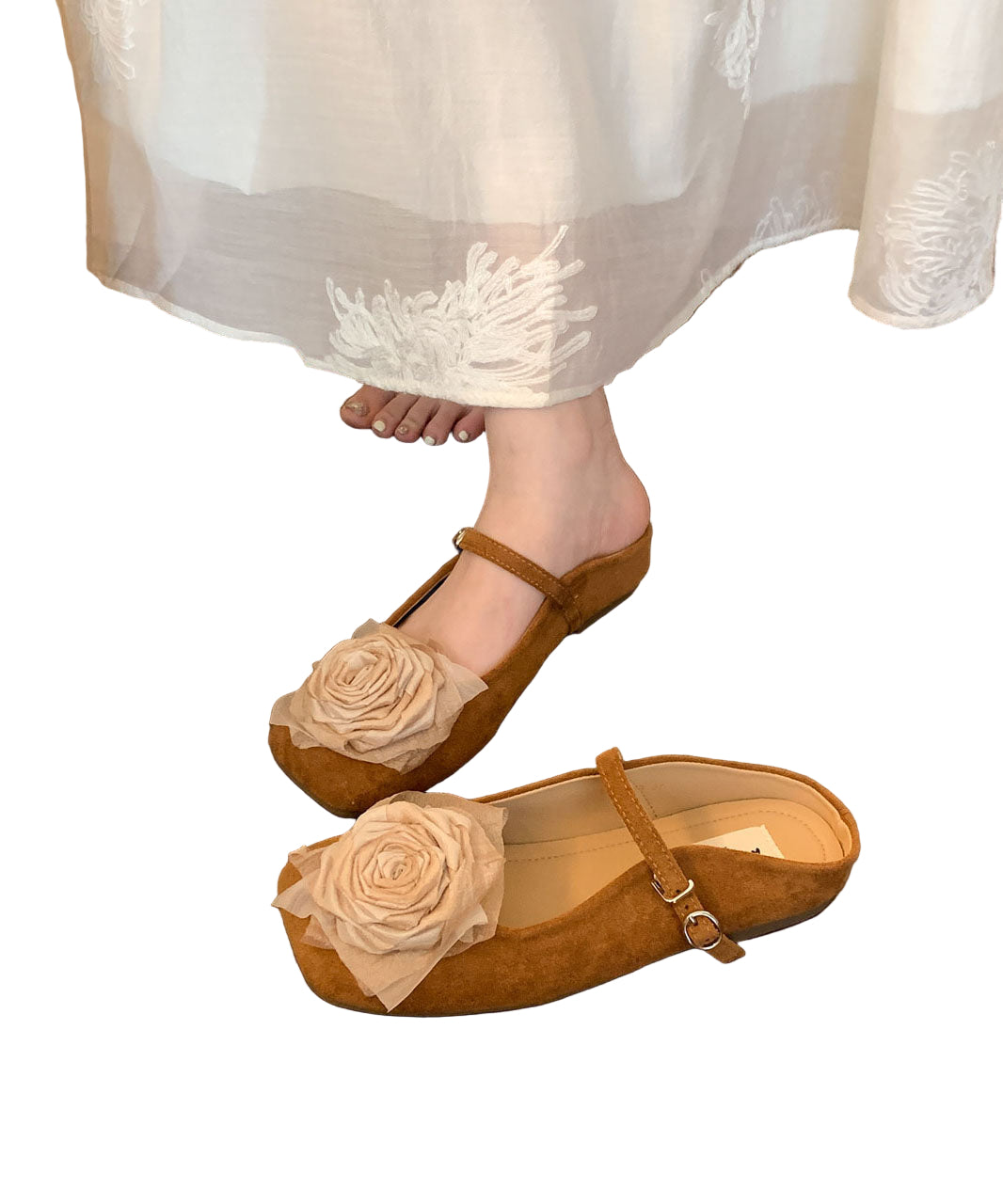 Beige damesandaler med elegant blomsterdesign, flate komfortsko for sommeren.