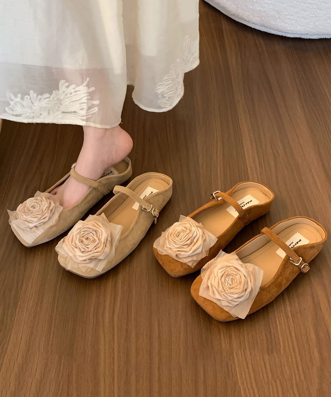 Moderne beige damesandaler med vakre blomster, flate og komfortable for sommerstil.