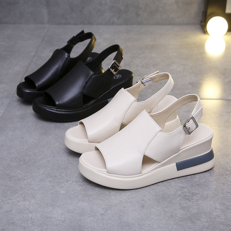 Beige kilesandaler for kvinner, elegant design, komfortabel og stilig sommerstil.