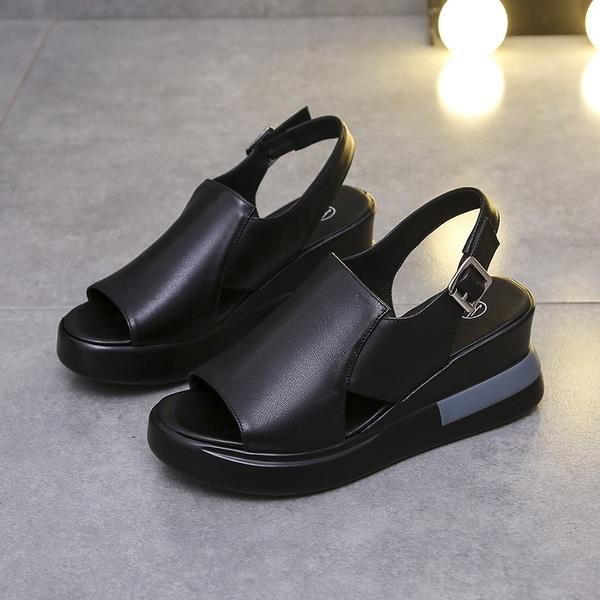 Elegante damesko: Svarte kilesandaler, sommerkomfort med stil.