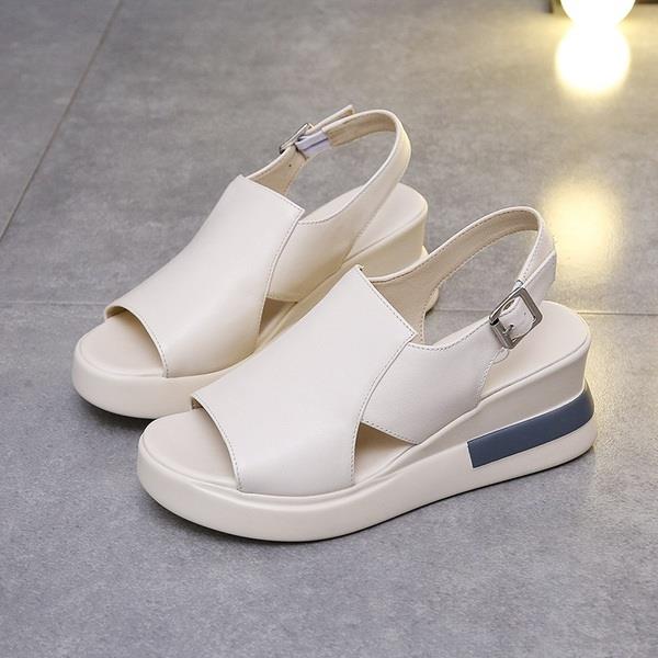 Sommerkiler i beige, komfortable platåsko for en avslappet, men stilig look.
