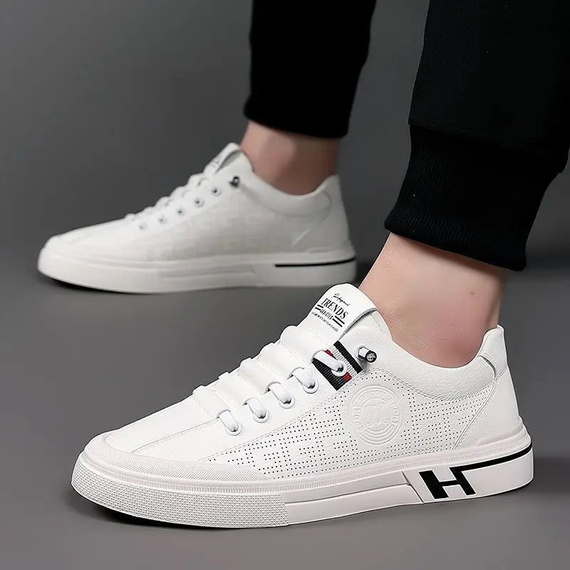 Herresko casual med beige og hvit design, perfekt for fritidsbruk. Komfortabel og stilren med demping.
