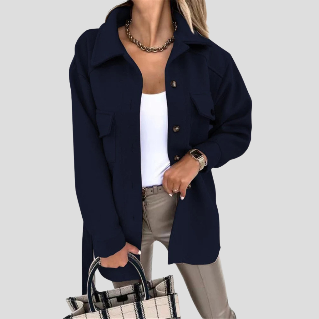 Stilig lyseblå oversized jakke. Perfekt damejakke for vår og høst, med en avslappet og moderne passform.
