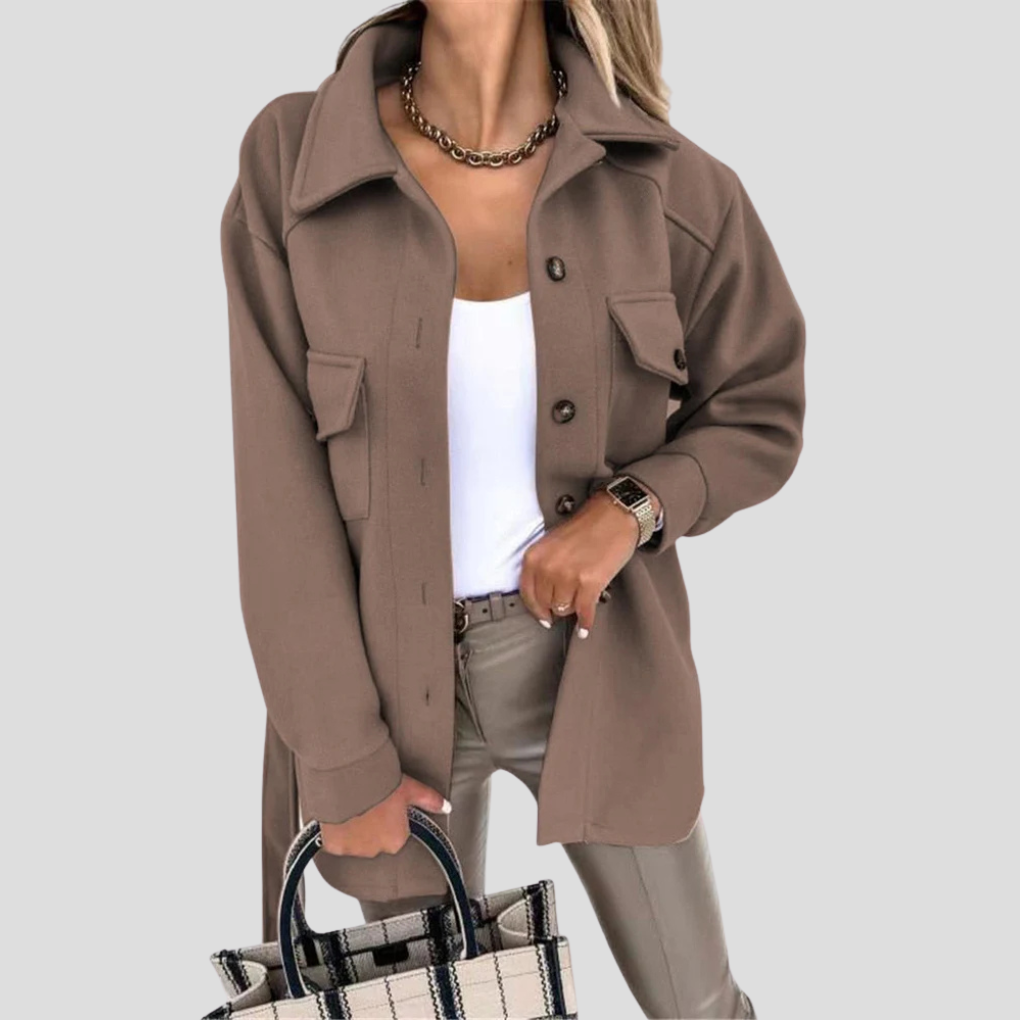 Komfortabel oversized jakke for kvinner. Tilgjengelig i beige og lyseblå, et allsidig ytterplagg.