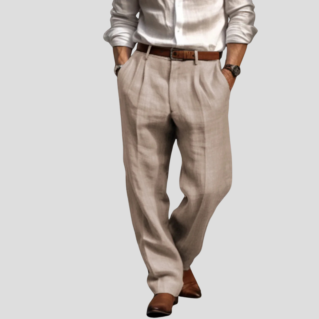 Beige plissert linbukse for herre. Komfortabel, pustende sommerbukse. Elegant og casual fritidsklær, klassisk stil.