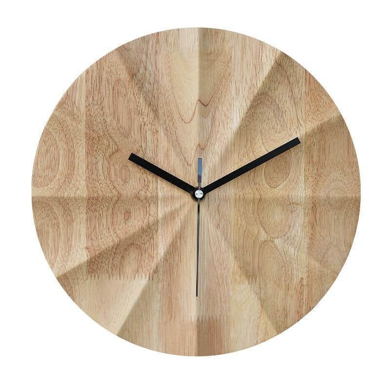 Beige veggklokke i tre med minimalistisk design. Rund klokke i skandinavisk stil, passer for hjemme- og kontorinnredning.