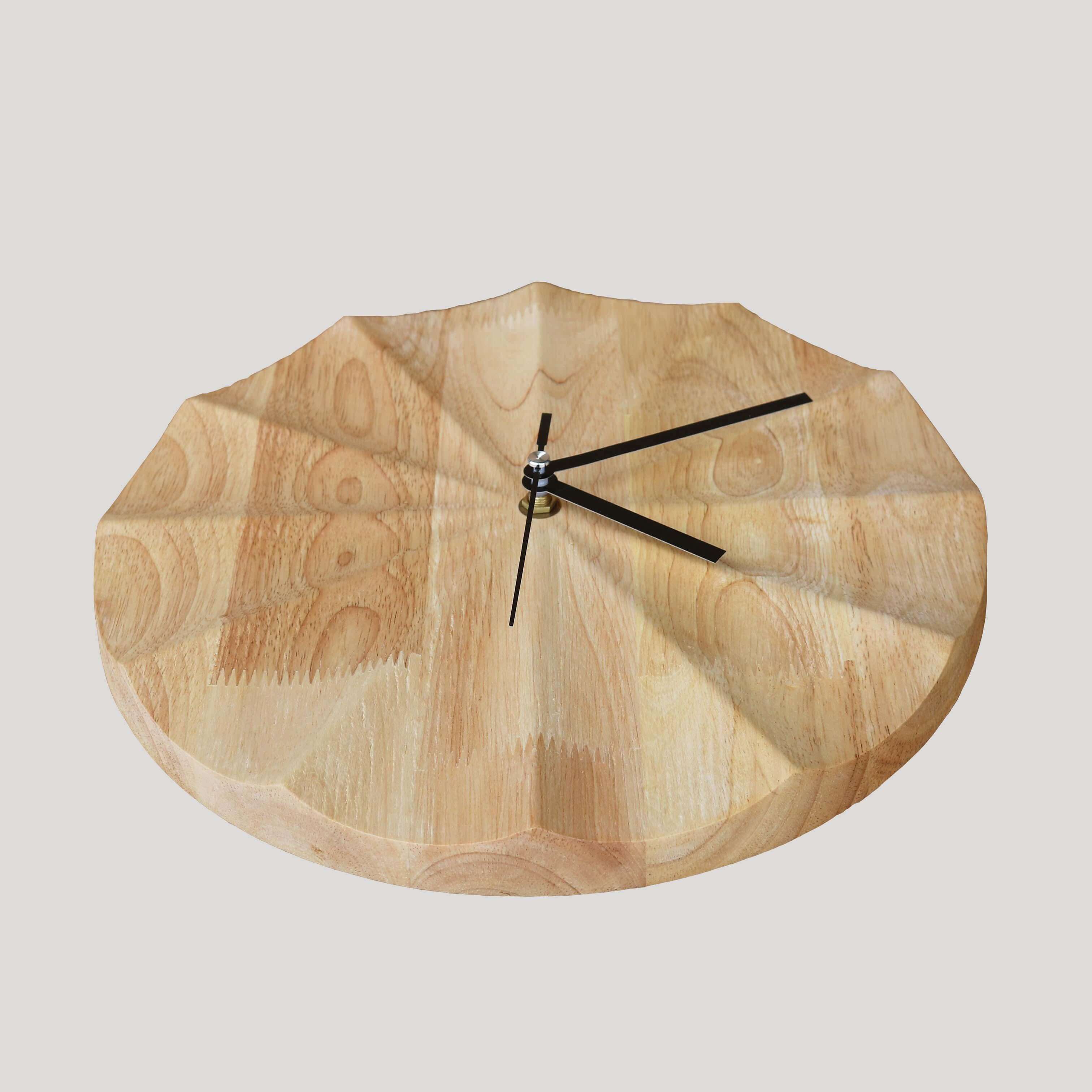 Minimalistisk veggklokke i lyst tre. Perfekt gaveidé for kontor eller hjem, med enkel design og høy kvalitet.