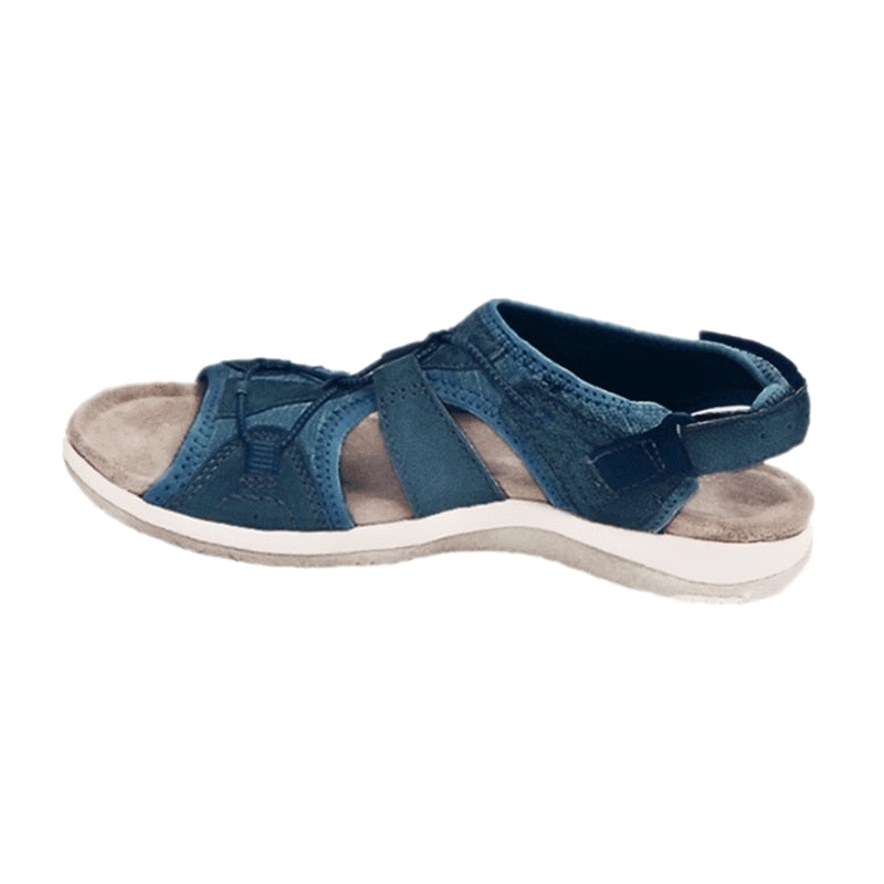 Komfortable rødbrune damesandaler med ankelstropp og flat såle i boho-stil, ideell for hverdagsbruk.