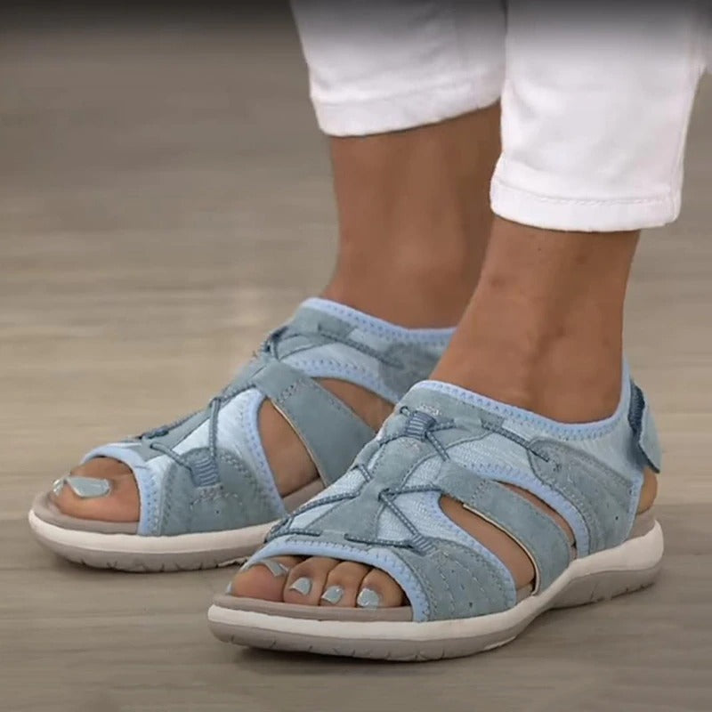 Detaljvisning av beige damesandaler med ankelstropp, ergonomisk formet for høy bærekomfort.