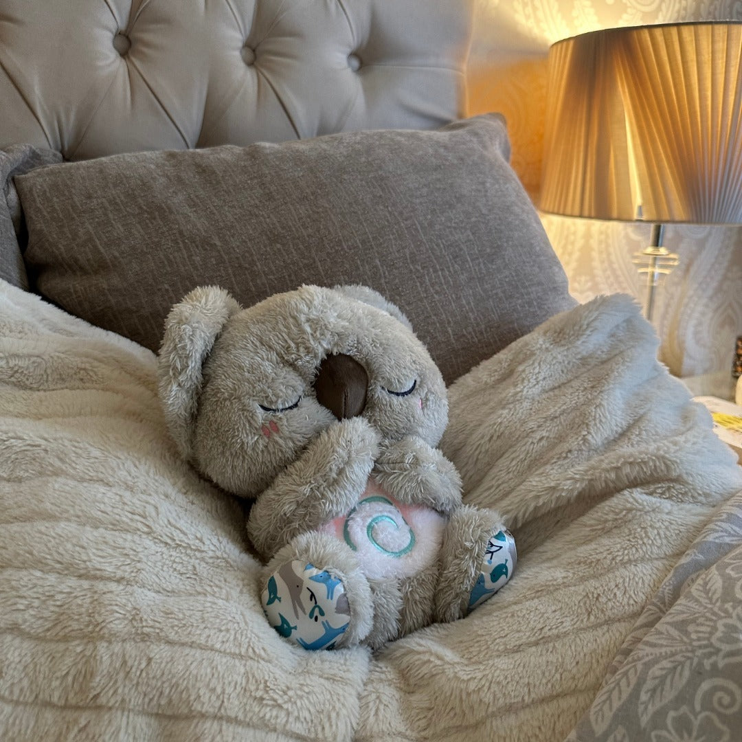 Grått og beige koala puste leketøy med mykt nattlys.