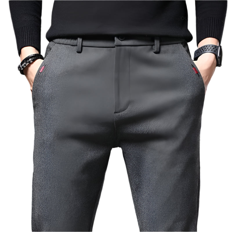 Bilde av menns slim fit bukser i grått. Perfekt for komfort og stil, med stretch for hverdagsbruk.