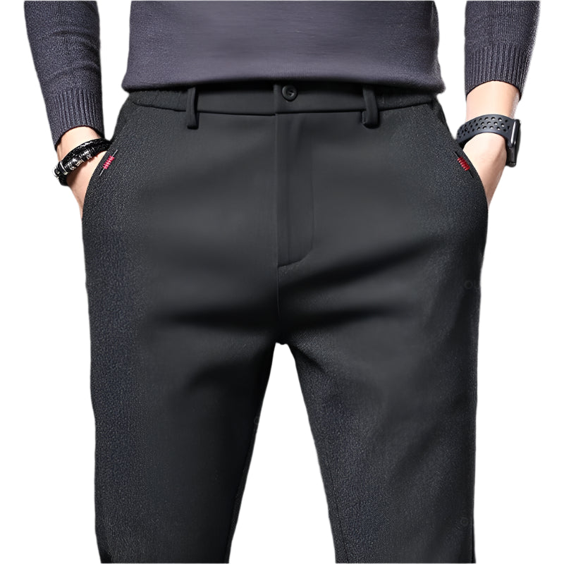 Stilige svarte slim fit herrebukser. Ideelle penbukser for business casual og formelle anledninger.