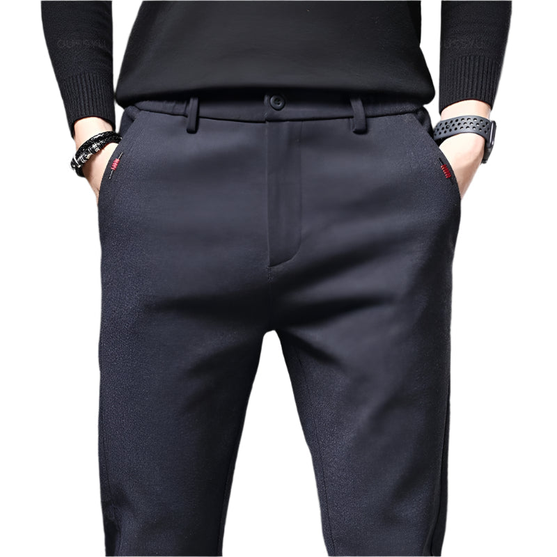 Komfortable slim fit stretchbukser for menn i navy. Fleksible og elegante fritidsbukser.