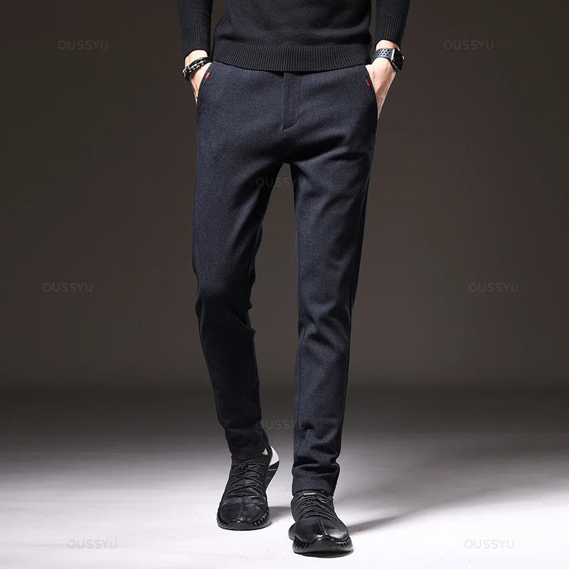 Nærbilde av svarte slim fit bukser for menn. Moderne design og behagelig stretch for alle anledninger.