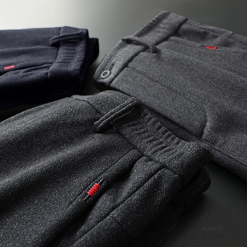 Detaljert bilde av navy slim fit bukser. Slitesterke og stilige komfortbukser med perfekt passform.
