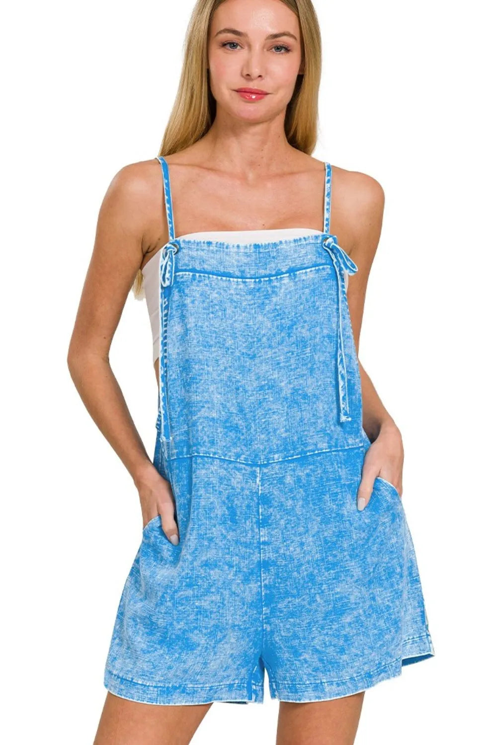 Blå dame romper med knytebånd i midjen og vasket look, perfekt for avslappet sommerstil.