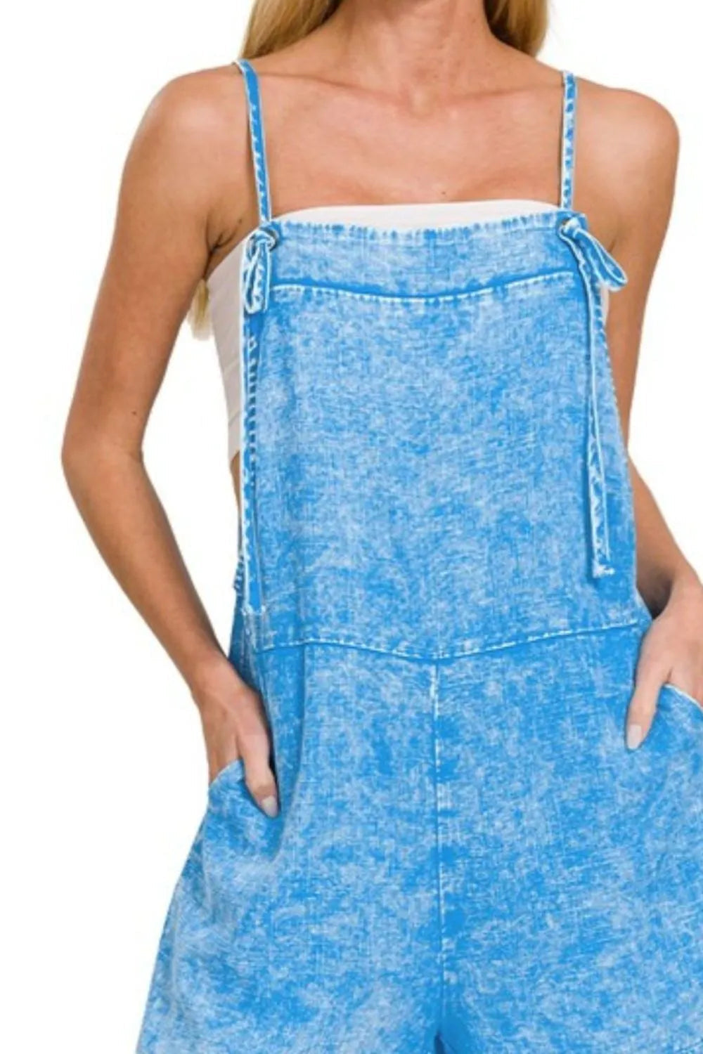 Stilig blå dame romper med avslappet passform, vasket look og dekorativt knytebånd for sommerlige dager.