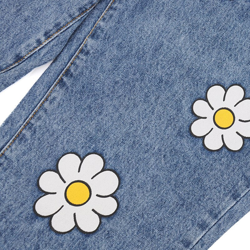 Damejeans i lys denim med broderte tusenfryd, fremhever høy midje og behagelig rett passform.