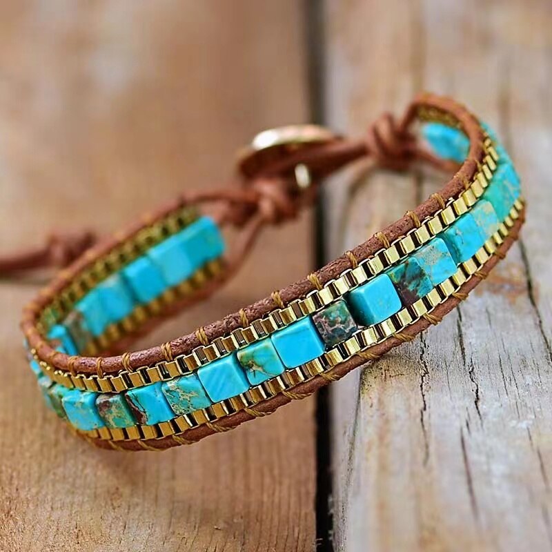 Vakkert blågrønt armbånd i boho-stil, et elegant smykke som passer enhver kvinnes unike stil.