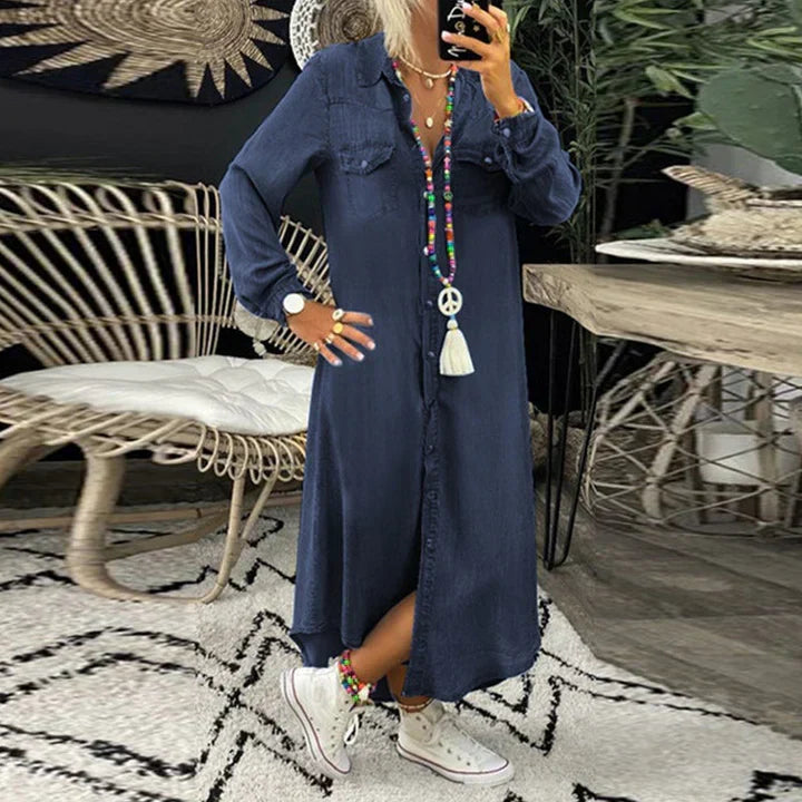 Komfortabel blå langermet denimkjole til dame. En tidløs hverdagskjole som passer både vår og høst.