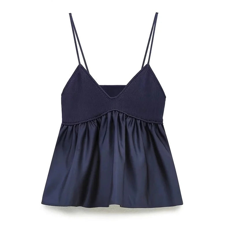 Elegant blå smockbluse med v-hals til kvinner. Plissert design, ideell for sommerdager og hverdagskomfort.