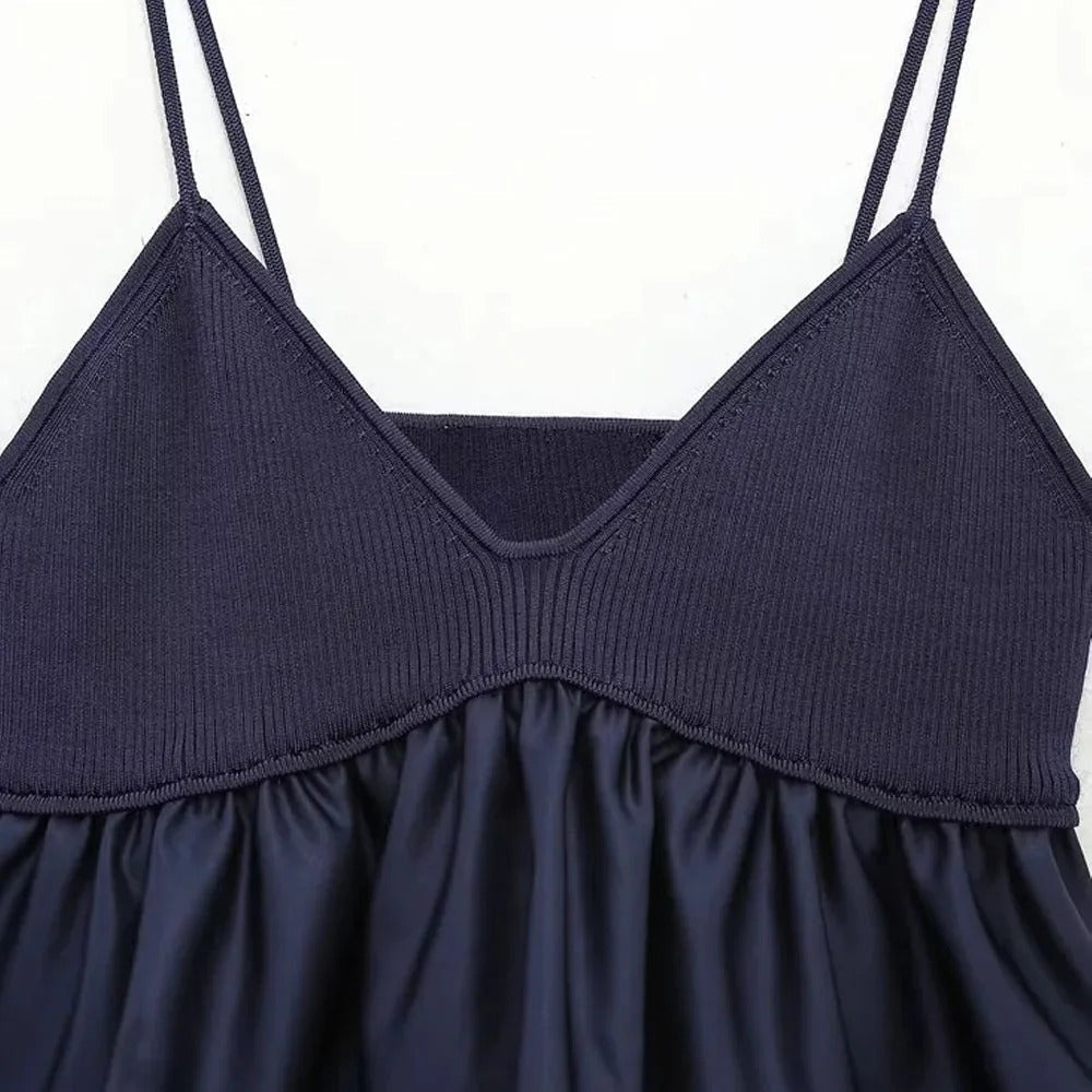 Stilfull blå plissert bluse for kvinner. V-hals smocktopp gir et elegant og luftig utseende for sommerbruk.