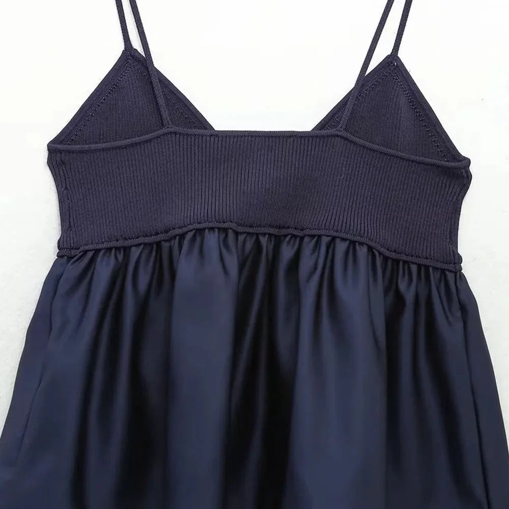 Blå smockbluse med plissering og v-hals for kvinner. En elegant og komfortabel hverdagstopp for sommeren.
