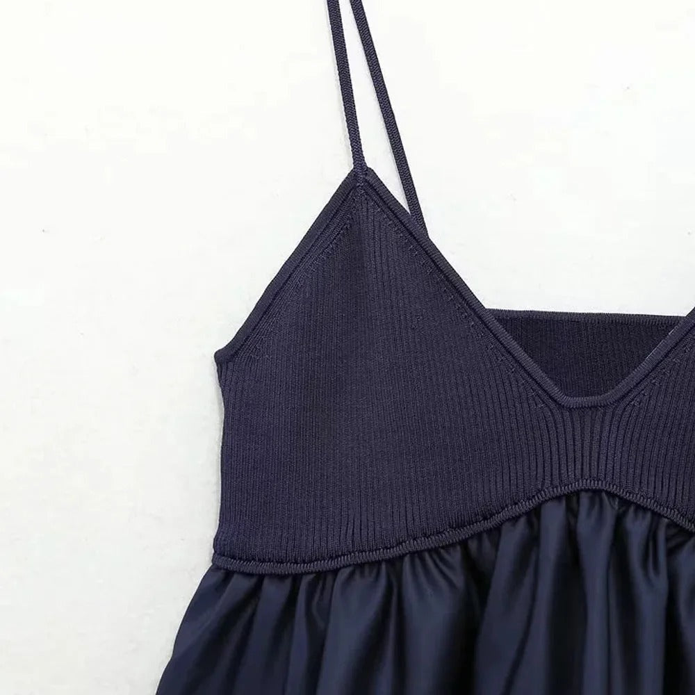 Sommerlig blå v-hals bluse til kvinner. Plissert smockbluse, perfekt som elegant crop-top for varme dager.