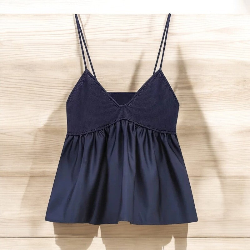 Allsidig blå v-hals smockbluse for kvinner. Plissert design, elegant og behagelig for både hverdag og fest.