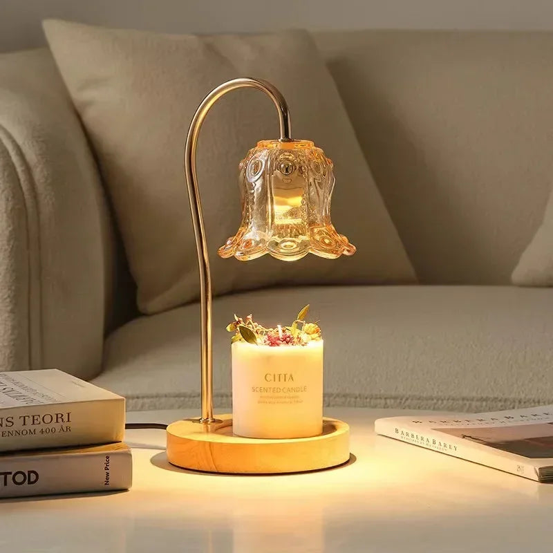 Detalj av gull blomster stearinlysvarmer. Elektrisk duftlampe for trygg oppvarming av lys, elegant hjemmedekor.
