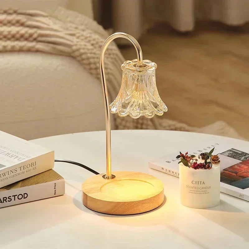 Gaveidé: Blomsterformet elektrisk stearinlysvarmer i gull. Trygg og elegant duftlampe for koselig hjemmedekor.