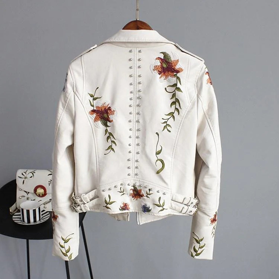 Stilfull blomstret damejakke; elegant ytterplagg for både casual og formelle anledninger, egnet for høst/vinter.