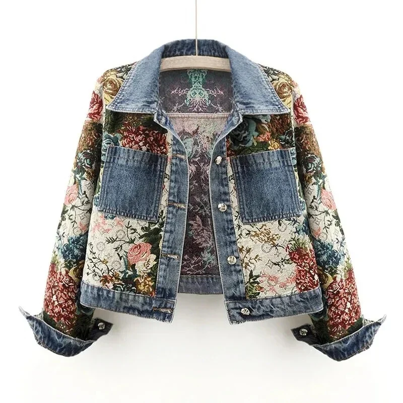Mørkeblå damejakke i denim med fargerike blomster. Ideell bohemsk eller casual sommerjakke.