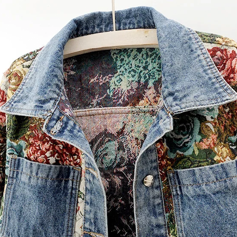 Allsidig blomstret vårjakke til dame. Unikt yttertøy i denim, passer til hverdag og fest.