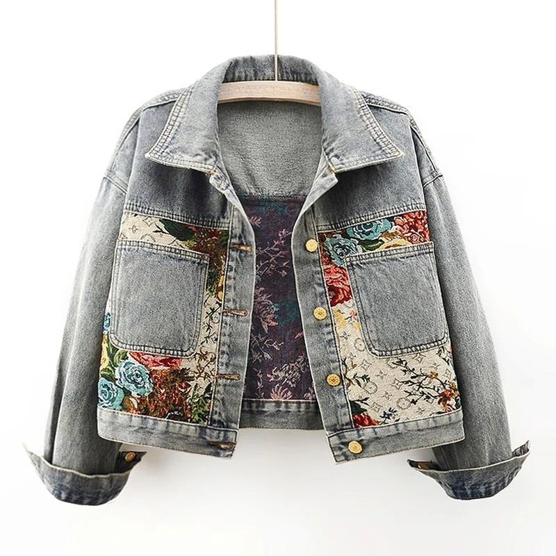 Komfortabel blomstret denimjakke for damer, perfekt som casual sommerjakke eller lett yttertøy.