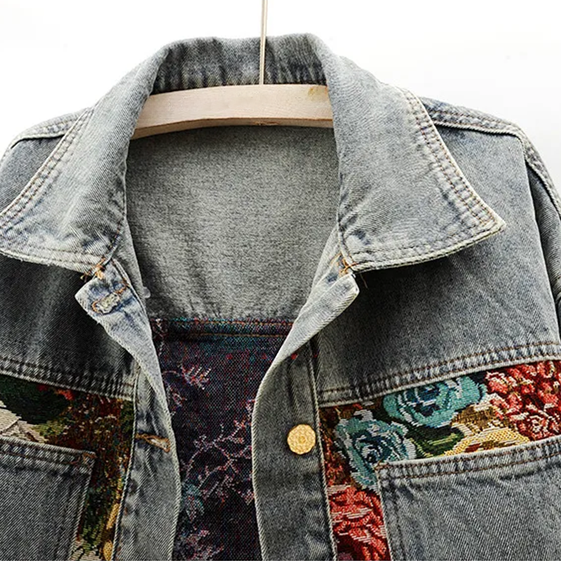 En kvinne bærer en stilig blomstret jeansjakke. Casual vårjakke med unik passform for en trendy look.