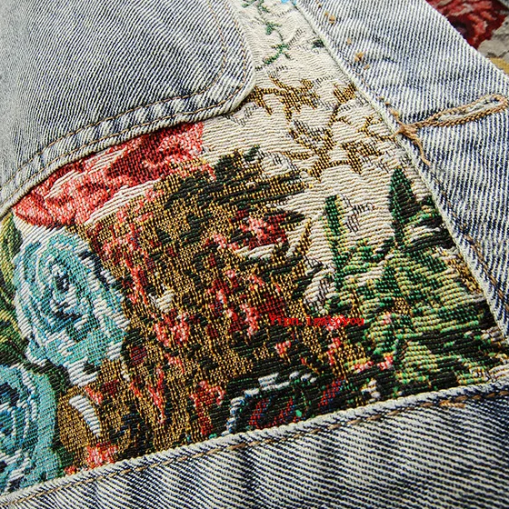 Trendy blomstret jeansjakke til dame. Perfekt som vårjakke, sommerjakke eller lett høstjakke.