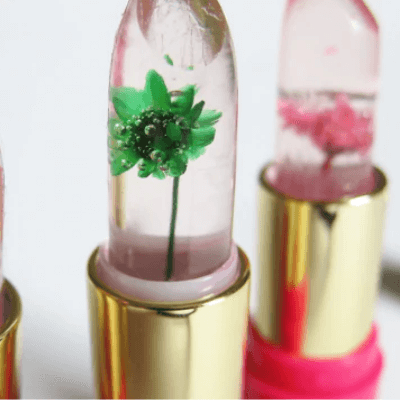 Blomster Gel Leppestift-tube med rosa stift ved siden av, klar for fuktighet & glans