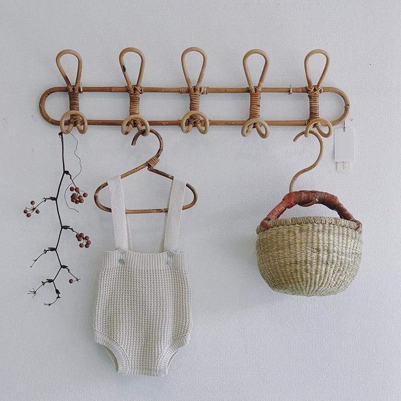Elegant bohem veggehenger med 5 kroker i flettet rattan. Perfekt for retro oppbevaring og dekorasjon i gangen.