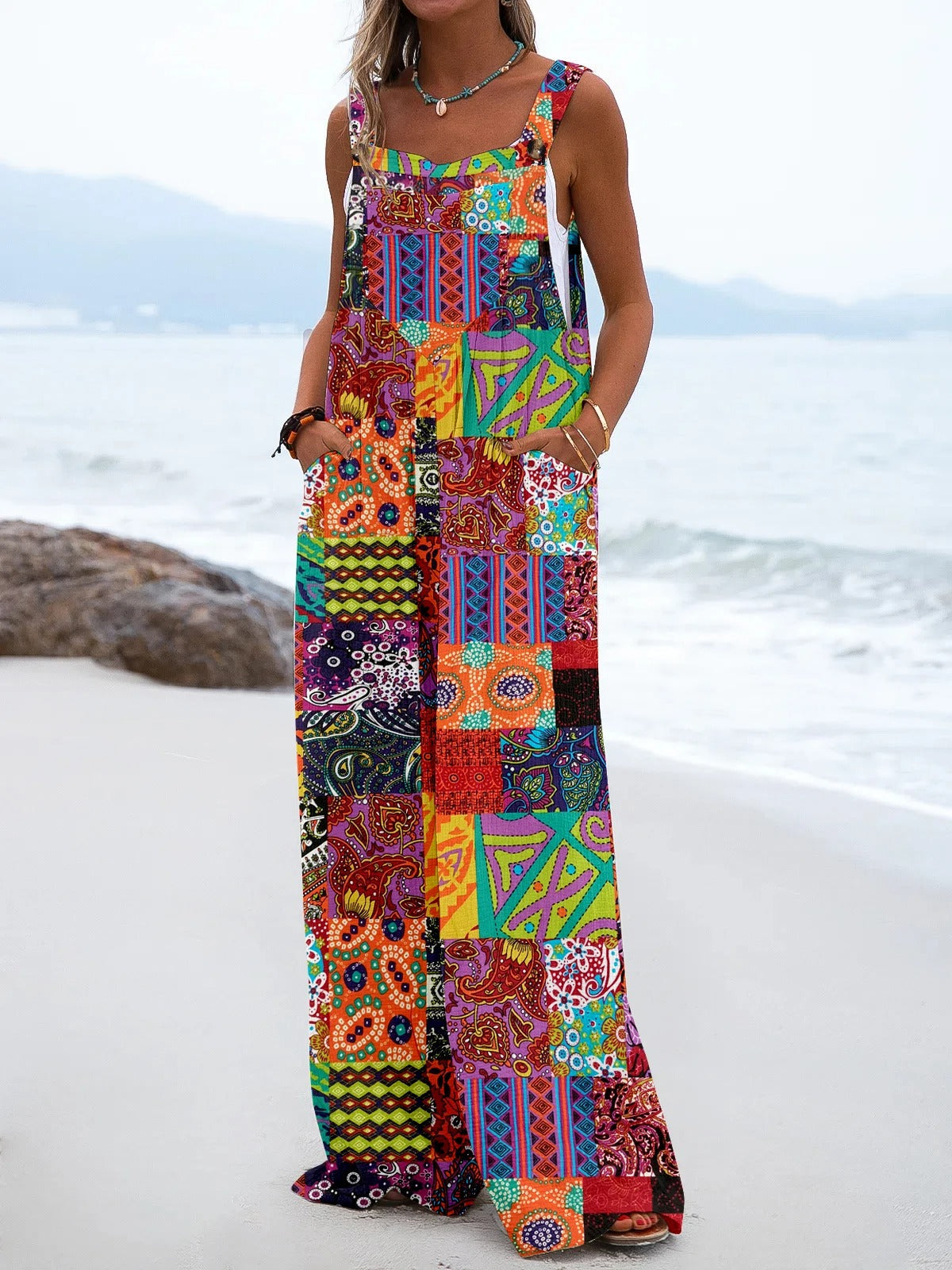 Motepreget kvinnejumpsuit med vide ben og bohemsk print. Et komfortabelt plagg for sommerlig casual mote.