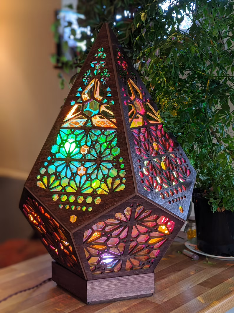 Dekorativ bordlampe med bohemsk stjernemønster. Perfekt for soverom og stue, som stemningslys.