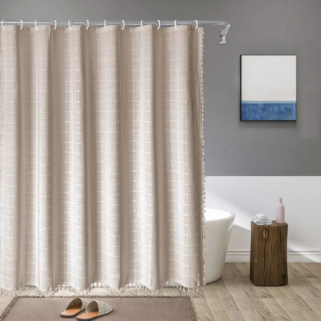 Trendy boho dusjforheng for badet, komplett med sjarmerende håndlagde dusker for et unikt utseende.