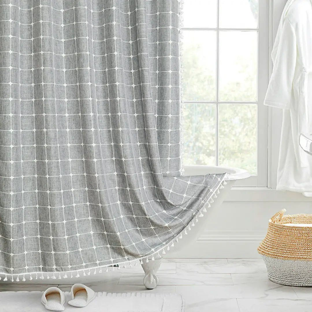 Vanntett boho dusjforheng med dusker, ideelt for å skape landlig og koselig stil på badet.