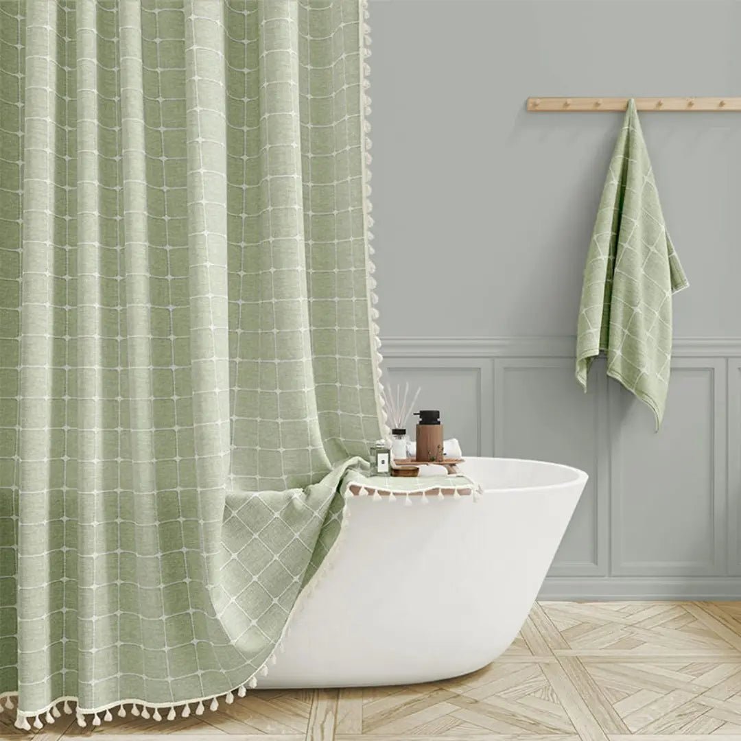 Elegant boho dusjforheng med dusker, transformerer baderommet til en avslappende landlig oase.