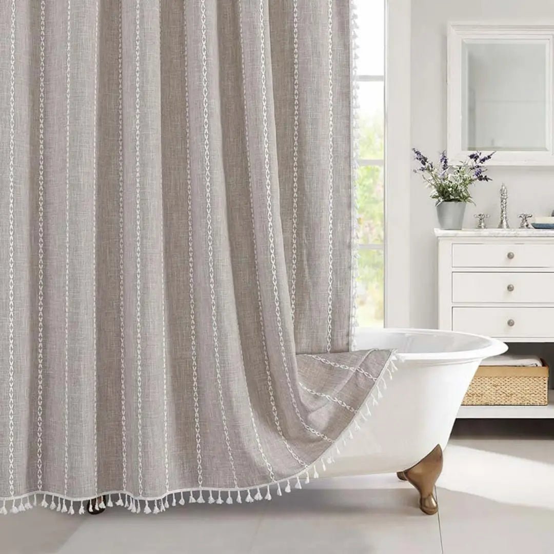 Innbydende boho dusjforheng med dusker, skaper en avslappende atmosfære på badet ditt.