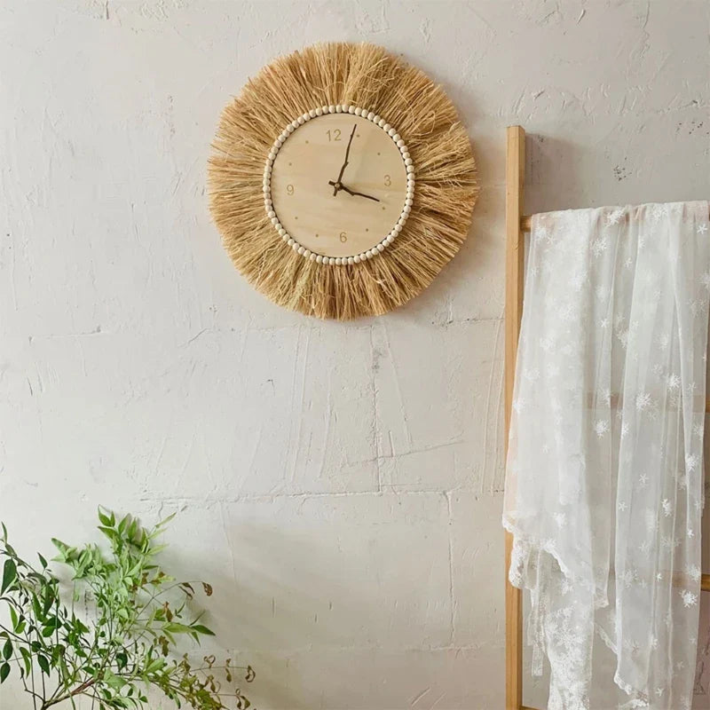 Håndlaget boho veggklokke i rustikk stil. Unikt design i naturlige bruntoner for stilfull hjemmedekor.