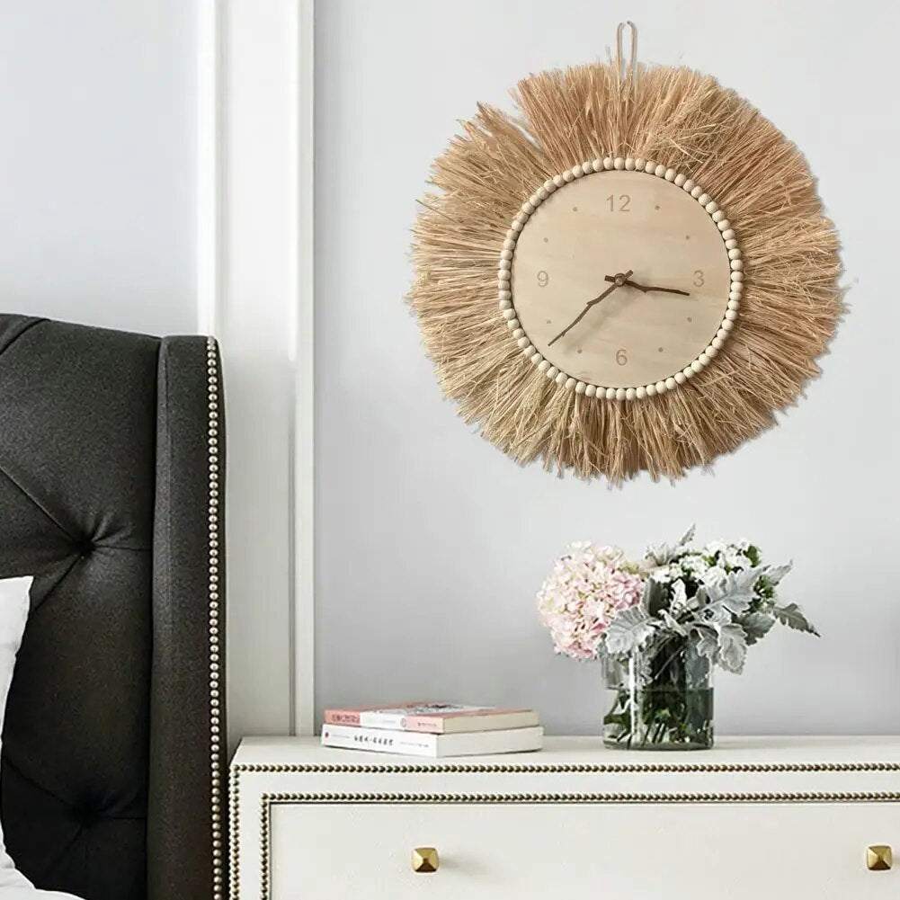 Unik håndlaget veggklokke i boho-stil. Rustikk brun dekor med stille urverk for et fredfullt hjem.
